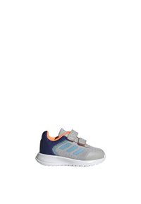 Chaussure de sport grise et marine avec des accents orange. Présente un design en mesh, deux bandes velcro et une semelle texturée pour l'adhérence.