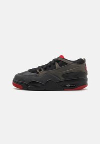 Zapatilla negra con materiales de ante y malla, detalles rojos, diseñada con un perfil bajo y amortiguación Air visible en la suela.