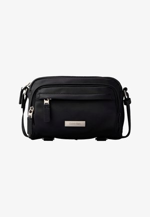 Must Calvin Kleini rinnanõlauk reguleeritava rihmaga, kahe lukuga sahtliga ja metallist brändilogoga esitaskul.