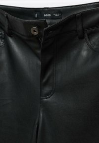 Czarne skórzane spodnie o gładkiej fakturze, z przednim zamkiem błyskawicznym oraz metalowym zapięciem na guzik. Dodatkowe przeszycia wzdłuż kieszeni i pasa.