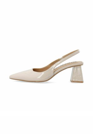 Chaussure slingback en cuir verni beige avec bout pointu et talon bloc épais, vue de côté sur fond blanc.