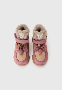 Rosa mockasin och beige mesh stövlar för småbarn med foder av päls, justerbart spänne och strukturerade sulor. Har dekorativ sömnad och logotag.