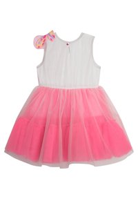 Valkoinen mekko, jossa on vaaleanpunainen tüllihame. Oikealla olkapäällä koristeellinen solmu värikkäillä pisteillä. Takana pieni napitus.