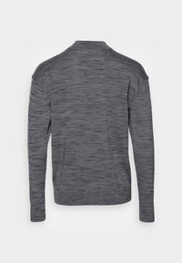 Rückansicht eines langärmeligen, melierten grauen Pullis mit einem subtilen Texturmuster und Rundhalsausschnitt.