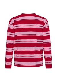 Langærmet skjorte med røde og lyserøde striber og rund halsudskæring. Blødt, glat stof; har skiftevis brede og smalle striber.