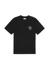 Μαύρο βαμβακερό μπλουζάκι με κοντά μανίκια, με λευκό κείμενο στο αριστερό μέρος. Στρογγυλή λαιμόκοψη και ίσια γραμμή. Απαλή υφή.