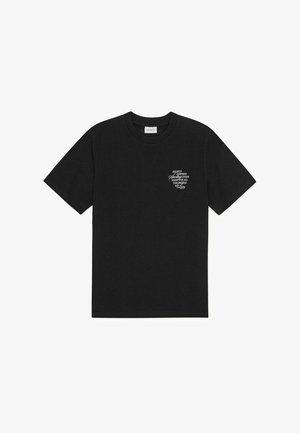 Camiseta de algodón negra con mangas cortas, con texto blanco en el lado izquierdo. Cuello redondo y corte recto. Textura suave.