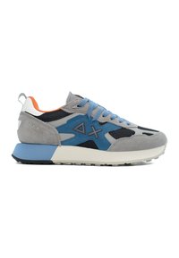 Sneaker grigie in suede con pannelli in rete, dettagli blu e arancioni. Presentano un collare imbottito, lacci e una suola in gomma testurizzata.