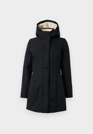 Manteau noir isolé avec une capuche, doté d'une doublure en polaire beige douce et de poches latérales zippées. Extérieur lisse avec des détails de couture.