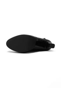 Sole di scarpa nera con tacco caratterizzata da una finitura liscia e lucida e un motivo di grip testurizzato. Design con punta arrotondata e tacco piccolo.