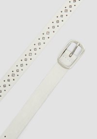 Ceinture en cuir blanc avec des découpes carrées le long de sa longueur, dotée d'une boucle rectangulaire en métal argenté. Texture lisse, design minimal.