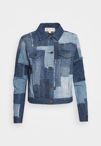 Chaqueta vaquera con diseño de parches en tonos azules variados, cierre frontal de botones, cuello y dos bolsillos en el pecho con solapas abotonadas.