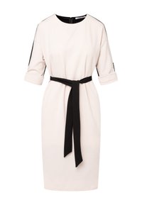 Jasnoróżowa sukienka z krótkimi rękawami, czarnymi akcentami po bokach i dopasowanym czarnym pasek. Gładki materiał, okrągły dekolt i długość do kolan.