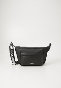Borsa a tracolla in pelle nera con tasca frontale, cinturino regolabile con logo e superficie liscia; forma rettangolare compatta.