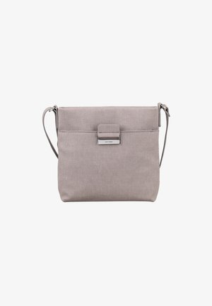 Bolso bandolera de tela gris claro con correa ajustable y cierre rectangular plateado en la solapa frontal.