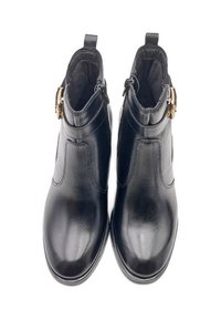 Stivaletti neri in pelle con un design elegante, caratterizzati da un accentuato fibbia dorata, una texture liscia e una forma della punta arrotondata.