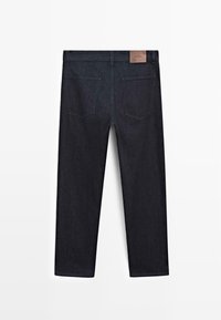 Pantaloni in denim scuro con design a gamba dritta, dotati di etichetta in pelle sulla vita e due tasche posteriori con dettagli ricamati.