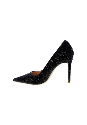 Scarpa nera con tacco alto e punta affilata, rivestita in un materiale scintillante testurizzato, con un sottile tacco stiletto e un taglio sul lato.