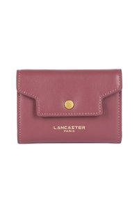 Portefeuille en cuir rose compact avec rabat, fermeture à pression dorée et logo en relief. Présente un design minimaliste et des accents de couture visibles.