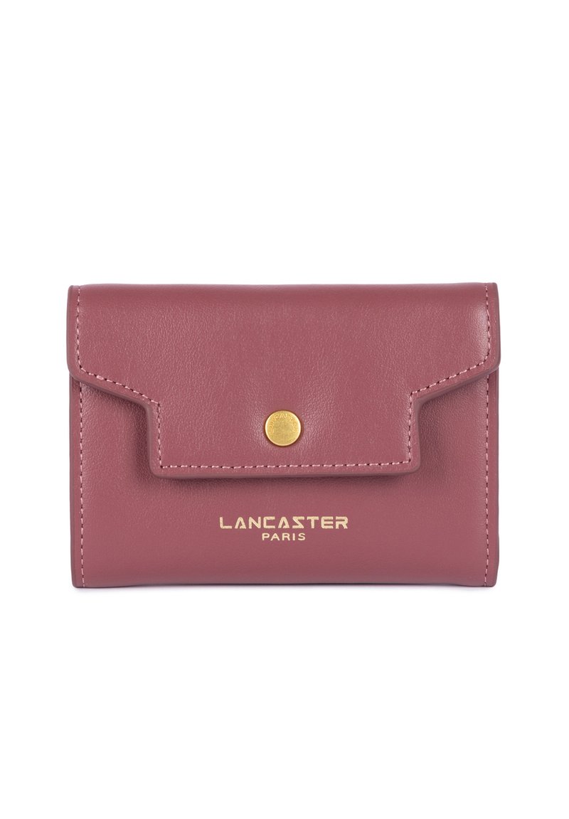 Portefeuille en cuir rose compact avec rabat, fermeture à pression dorée et logo en relief. Présente un design minimaliste et des accents de couture visibles.