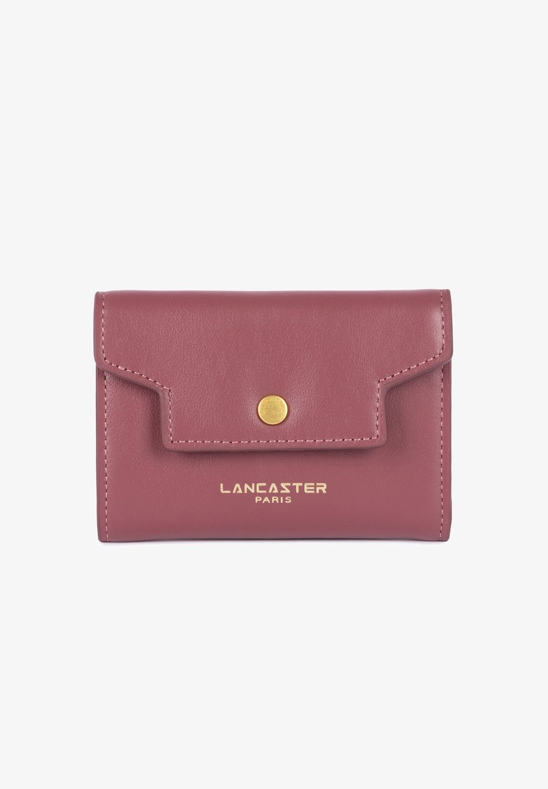 Portefeuille en cuir rose compact avec rabat, fermeture à pression dorée et logo en relief. Présente un design minimaliste et des accents de couture visibles.