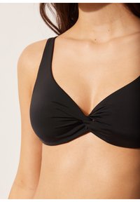 Czarny top bikini z przekręconym przodem, szerokimi ramiączkami i miękkim, teksturowanym materiałem; oferuje głęboki dekolt dla pewnego dopasowania.