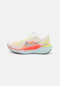 Baskets de course Nike avec une tige en maille légère de couleur rose, orange et vert citron, dotées d'une semelle rembourrée, d'une semelle extérieure noire et d'accents gris.