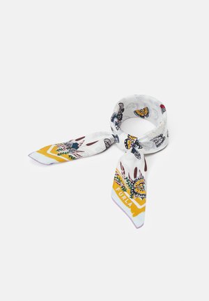 Hvidt silketørklæde med farverige sommerfugle- og blomsterprint, gul kant og Furla-logo, løst bundet på en hvid baggrund.