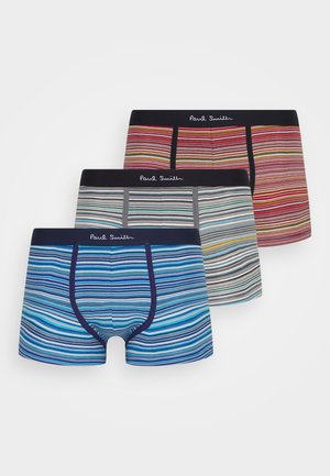Trois paires de boxeurs pour hommes arborant des rayures horizontales variées en bleu, rouge et gris. Chacun est doté d'une ceinture noire avec la marque "Paul Smith".