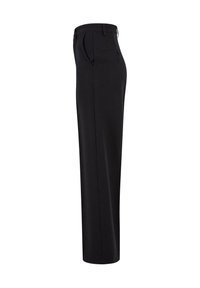 Schwarze gerade geschnittene Hose mit Seitentaschen, Gürtelschlaufen und mittelhohem Bund, von der Seite auf einfarbigem Hintergrund gezeigt.