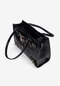 Bolso de mano negro de cuero sintético con un diseño estructurado, herrajes en tono dorado, doble asa superior y detalles decorativos con hebillas. Cuenta con un interior espacioso.