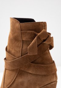 San Marina Botines de tacón - tan