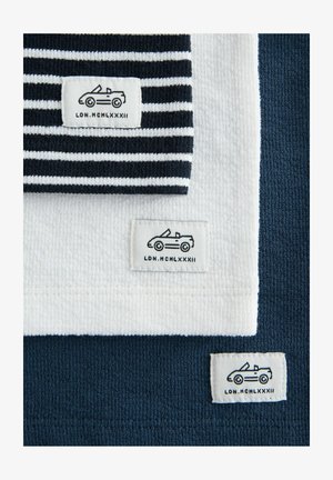 Trei bucăți de țesătură din bumbac: una bleumarin cu suprafață texturată, una albă cu textură de prosoape și un top cu dungi alb-negru. Fiecare are un eticheta cu logo-ul unei mașini.