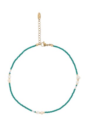 Colier delicat cu mărgele mici de turcoaz, trei grupuri de perle albe și cristale transparente, și o închizătoare aurie cu lanț reglabil.