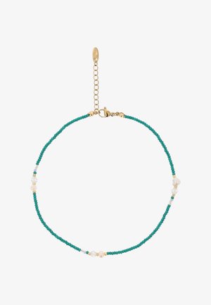 Delicaat ketting met kleine turquoise kralen, drie cluster van witte parels en heldere kristallen, en een gouden sluiting met verstelbare ketting.