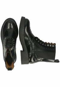 Stivali in pelle nera con design brogue, lacci frontali e pannelli laterali elastici. Tacco a blocco e suola texture per aderenza.