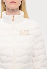 EA7 Emporio Armani Zimska jakna - white