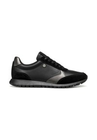 Baskets de sport noires et grises avec un design à lacets et des panneaux texturés, sur un fond blanc uni.