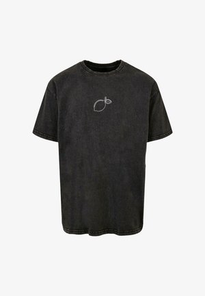 Must musta T-särk ümmarguse kaelusega, lühikeste varrukatega ja valge sidruni kontuuriga rinnal. Omab tooriku servade detailimist.