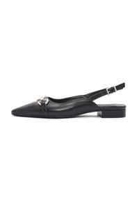 Scarpa slingback in pelle nera con punta affusolata, tacco piatto e un elegante accessorio in argento decorativo sul davanti. Texture liscia, design minimalista.