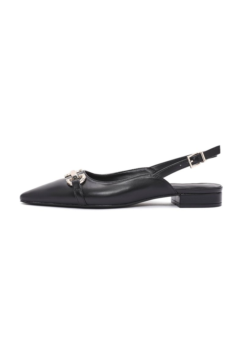 Scarpa slingback in pelle nera con punta affusolata, tacco piatto e un elegante accessorio in argento decorativo sul davanti. Texture liscia, design minimalista.