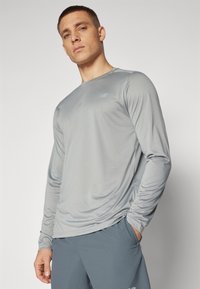 New Balance SPORT ESSENTIALS LONG SLEEVE - Top dugih rukava - slate grey
