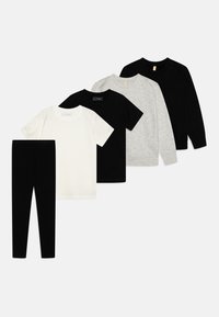 Set de cinci articole de îmbrăcăminte: două colanți negri, un tricou alb, un tricou negru, o bluză gri cu mâneci lungi și un pulover negru.