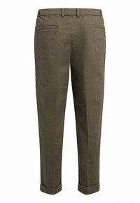 Pantalon vert olive à coupe fuselée, en tissu texturé, avec deux poches arrière et ourlets retroussés.