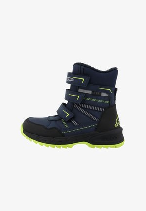 Bota impermeable azul marino con tres hebillas de Velcro, puntera negra y acentos en la suela verde. Lados texturizados con franjas reflectantes.