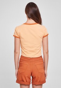 Urban Classics STRETCH  - Marškinėliai su spaudiniu - paleorange vintageorange
