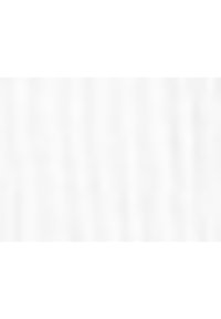 Une femme lit à voix haute alors qu'un groupe divers de quatre personnes écoute attentivement dans un espace de réunion moderne et lumineux.