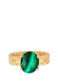 Bague en or ornée d'une grande pierre ovale en malachite verte avec des bandes distinctes, soutenue par trois bandes texturées avec des accents sphériques.