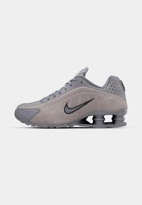 SHOX R4 SE 2 - Tenisice - cement grey/black/college grey/metallic silver