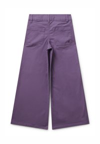 Pantaloni larghi viola con tasche posteriori a toppa e passanti per cintura, mostrati distesi con il lato posteriore su uno sfondo bianco.